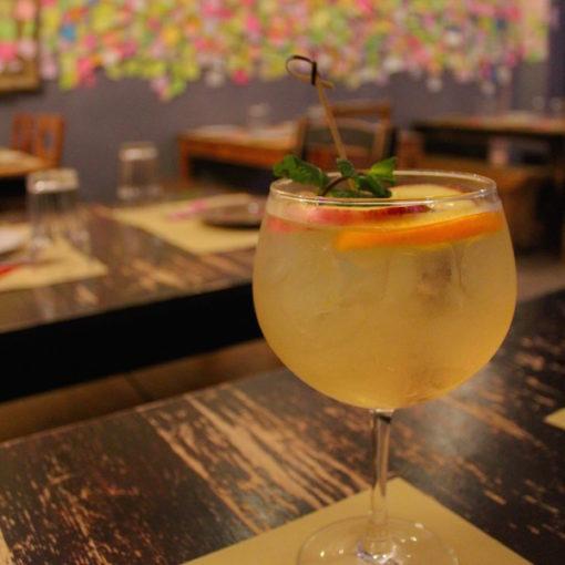 porto-portugal-pub-crawl-tour-actividades-de-grupo-amigos-cocktail-bares