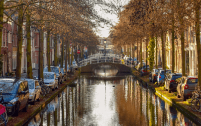 Untourist Guide to Delft – Walking in the shadows of blue