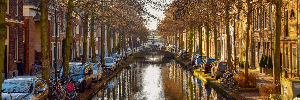 Untourist Guide to Delft – Walking in the shadows of blue